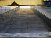 ウォータージェットで学校ステンレスプール塗膜の除去・撤去施工