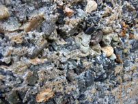 ウォータージェットで学校外壁躯体のトッピング作業