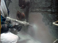 ウォータージェットtで上水配水場ピット内塗膜の除去作業