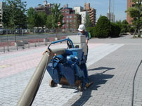 ショットブラストを使用した歩道床のリフレッシュ工事