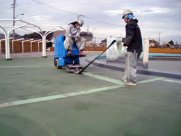 ターミネーター施工　　プールサイドスポーツウレタン床材の撤去