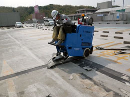ターミネーター撤去施工　　駐車場床材の撤去